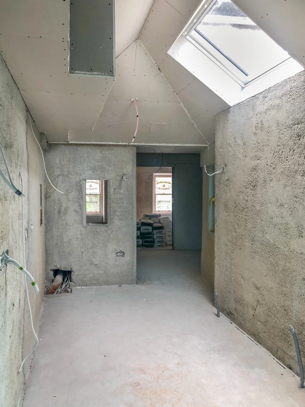 Room with cured Diathonite Evolution on walls and slabs fitted to ceiling